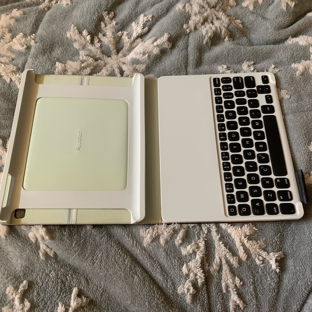 IPad Keyboard Case - Picture 3 of 4